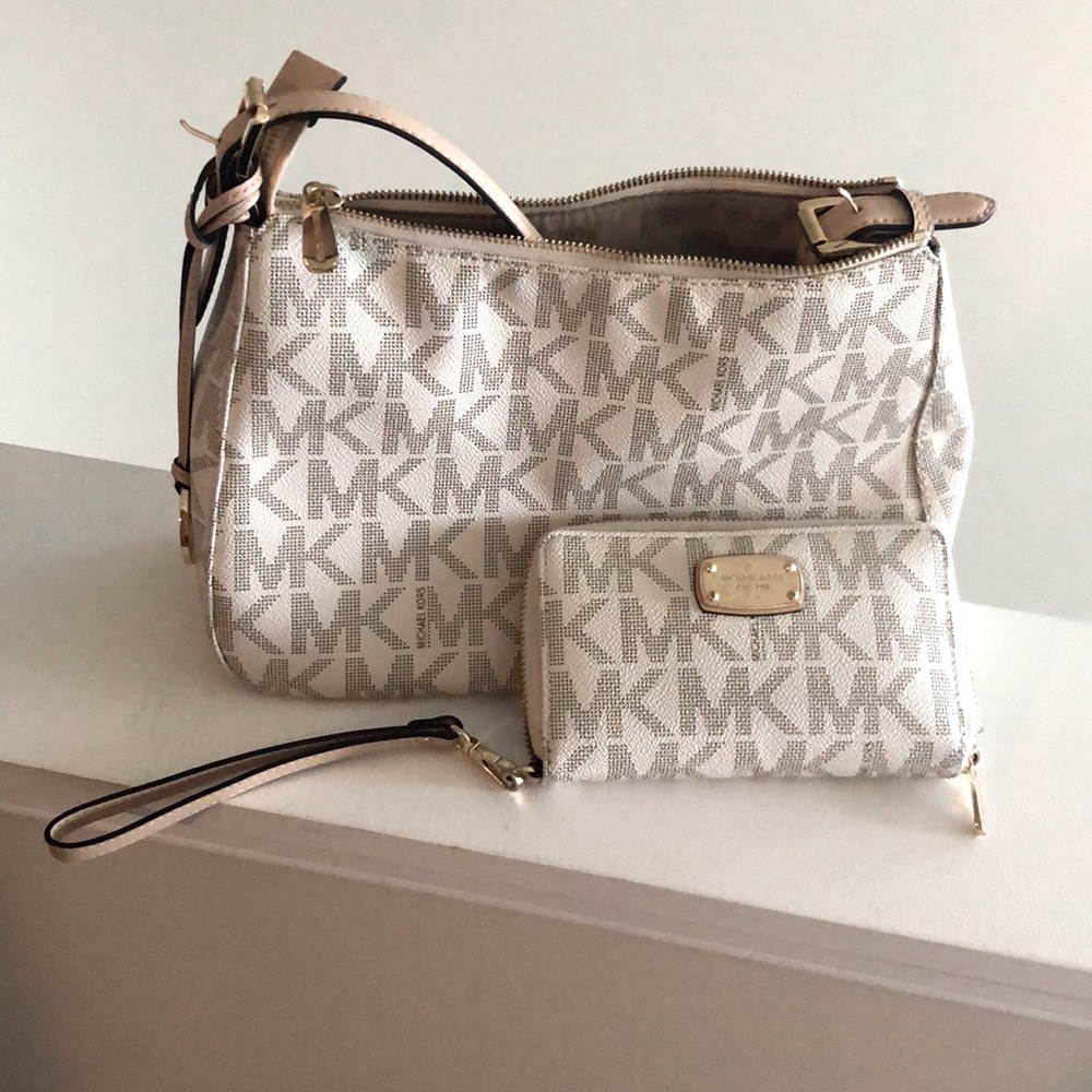Michael Kors White purse/wristlet